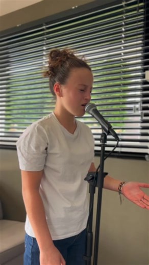 Deuxième vidéo du challenge: « Je reprends les chansons de mes copains de The Voice Kids » C’est l’une des chansons que vous m’avez le plus demandé: Speed de Zazie que la gagnante @charlottethevoicekids a chanté pour son audition à l’aveugle. Ducoup grosse pression mais j’ai essayé de faire de mon mieux. Et comme j’adooooore cette chanson, je la poste en entier. . . . #thevoicekids #thevoice #voice #friends #challenge