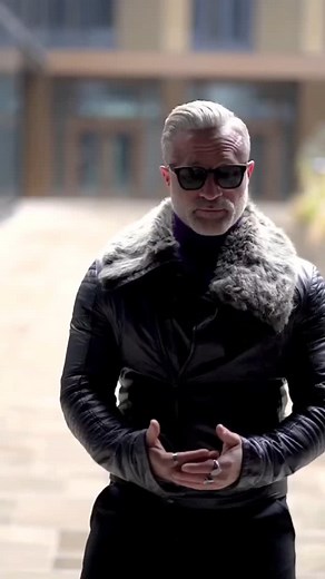 33K views · 1.6K reactions | “Portrait poses made easy: You can’t go wrong with these 3 moves!” which one do you like best?? 1/2/or 3...??? Let me know in the comments  Save it for later and share to your Friends... Follow for more 﫶 #portaitphotography #howtopose #easypose | Toni Bellaroba | Facebook