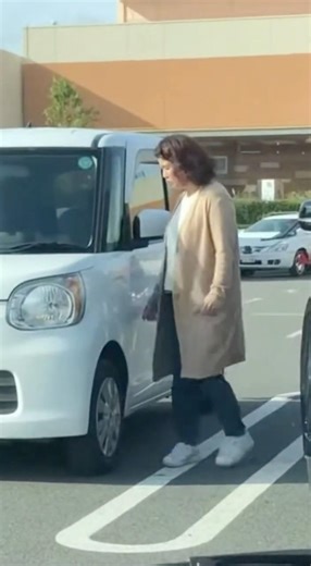 [Dashcam footage] The evidence is captured! A crazy woman who dented another car with her door an...