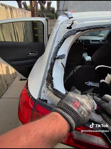 Honda HR-V Back Glass Replacement Process
