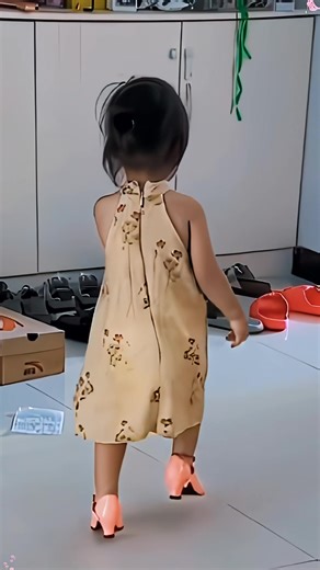 Baby’s first catwalk strut 👠🤣😜Too amusing not to share #funnyvideos #fyp #haha #usa #baby