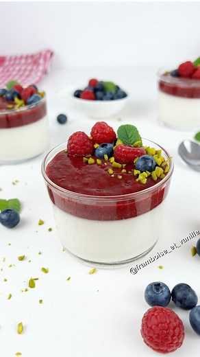 🌸Framboise Et Vanille 🌸 | 👋 Des panna cotta aux fruits rouges 🤤super facile et rapide, et surtout frais pour finir un repas en douceur 🥰! La base de crème à la... | Instagram