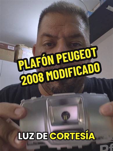 🐀 ¿PEUGEOT… TAN RATA PODÍA SER? Abrís la puerta… y el plafón interior ilumina menos que un encendedor. Sí, así viene de fábrica: un solo LED miserable que no alumbra absolutamente nada. Pero bueno… alguien tenía que arreglar ese desastre. 🔧 Agarramos el plafón original de Peugeot y lo modificamos para agregarle DOS LEDs más, sin cambiar la pieza, usando el mismo espacio de fábrica. 💥 Resultado: Antes → interior oscuro como cueva. Ahora → luz pareja, potente y el auto se ve como debería haber 