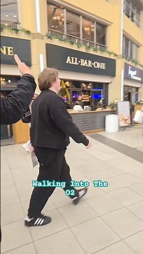Lewis Walking Into The O2 #lewiscapaldi #capaldi #concert #o2arena #london #londonlife #musician