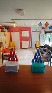 Jeu de coordination : "Baseball Strike ⚾ " 🎲 Règles du jeu: Chaque joueur a une pyramide de gobelets placée sur une caisse. Une balle est suspendue au plafond. À l’aide d’un bâton (comme une batte de baseball), les joueurs frappent la balle suspendue pour faire tomber leur tour de gobelets. 👉 Le premier à faire tomber tous ses gobelets remporte la manche ! Un duel se joue en 2 manches gagnantes. Précision, force, fun garanti 😄 #teambuilding #teamwork #training #fun #motivation #events #elderl