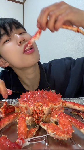 特大タラバガニの食べ方と食感について