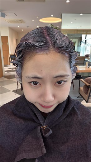 小橘🍊⸝⋆ on Instagram: "日本染髮也太便宜了吧!!! 突然就在🇯🇵染髮的瘋女人(我） 在台灣一直抽不出時間啊啊啊 那就在日本染好了 ⌯’▾‘⌯ （實驗家精神） 小小分析下優缺點： 👍🏻真的有夠速..2hr搞定全部 都設計師自己來 額外服務很多:) 很便宜！ 👎🏻其實原本要染紫色haha但還好最後髮色也好看？～剪髮可能因為很速 細緻度還好>