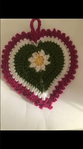 Una presina all'uncinetto a forma di cuore