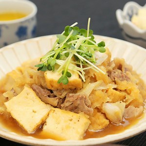 やっぱり簡単が嬉しい♡『豚こま肉と厚揚げのおろし煮』 ■材料 2人分 ・豚こま切れ肉 150g ・厚揚げ 2枚 ・長ねぎ 1/2本 ・大根 1/2本 ・サラダ油 適量 ・めんつゆ/3倍濃縮 100ml ・砂糖 大さじ2 ・かいわれ大根 1/2パック ■作り方 １．厚揚げは一口大にスライス、長ねぎは斜めにスライス、大根はすりおろす。 ２．鍋にサラダ油をひき、豚こま切れ肉を炒める。 ３．火が入ってきたら、厚揚げ、長ねぎを加え、軽く炒める。 ４．大根おろしを加え、フタをして5分程煮る。 ５．めんつゆ、砂糖を加え、ひと煮立ちさせる。 ６．５を器に盛り、かいわれ大根をのせ、完成！ 調理時間：20分 レシピにチャレンジしてくれた方は、コメント欄に写真をつけて教えて下さいね♪( •ᴗ• *))) iOSアプリはコメント欄のURLからDLできます🌟 | kurashiru select [クラシルセレクト]