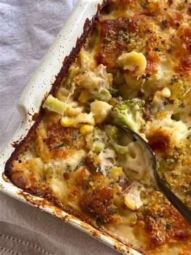 CREAMY TUNA BROCCOLI MORNAY EASY DINNER SERIES RECIPE 16/30 Serves 6 Ingredients: 400g dried pasta, I used elbow pasta 4 tablespoons butter 2 teaspoons garlic, minced 5 tablespoons plain flour 4 cups full cream milk 1 teaspoon powdered vegetable stock 1/2 cup parmesan cheese, grated 1 teaspoon onion powder 1 teaspoon Dijon mustard 400g canned corn, drained 425g tinned tuna in oil, drained 2 cups broccoli florets & stems, roughly chopped 1 cup tasty cheese, grated Breadcrumb topping (optional) 30