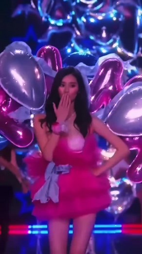 𝙈𝙞𝙣𝙜 𝙓𝙞 🖤#vsmodel#fashion#mingxi#runway#vsfs#modeltiktok#supermodel#catwalk#fyp#justlike#aesthetic#pink#iconic#modeling#topmodel