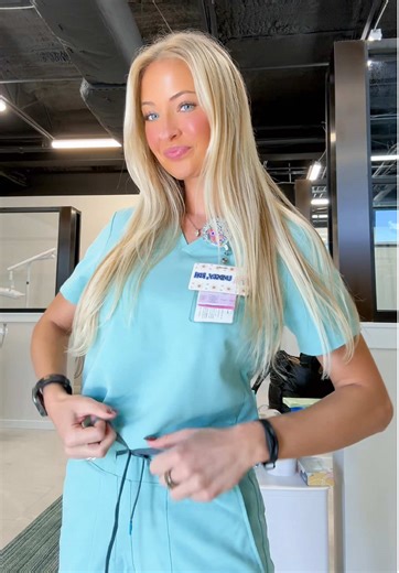 Working in a hygiene and whitening clinic this month! Featuring the month of March from @fabletics scrubs #fableticspartner #fableticsscrubs #scrubsmadetomove