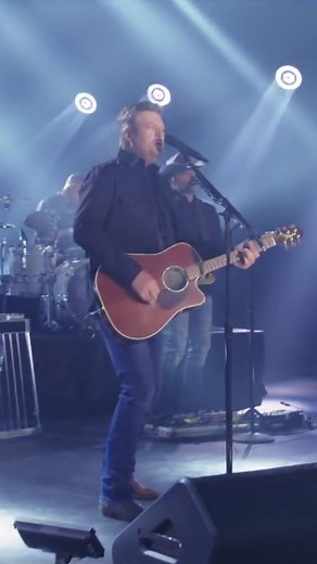 Throwback Performance of Minimum Wage by Blake Shelton on Fallon Tonight