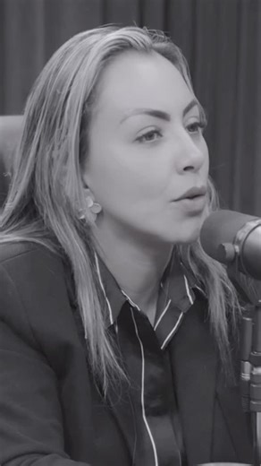 RENATA VIEIRA on Instagram: "Fazer o que Deus manda muitas vezes vai parecer “loucura” aos olhos das pessoas. A fé verdadeira quase nunca é confortável, previsível ou aprovada por todos. Mas existe uma diferença clara entre agir por impulso e obedecer com sabedoria, moderação e dentro dos limites da Palavra. A Bíblia nos ensina que há uma “loucura” que vem de Deus…aquela coragem santa de confiar quando ninguém entende, de avançar quando a lógica humana manda recuar. “Porque a loucura de Deus é m