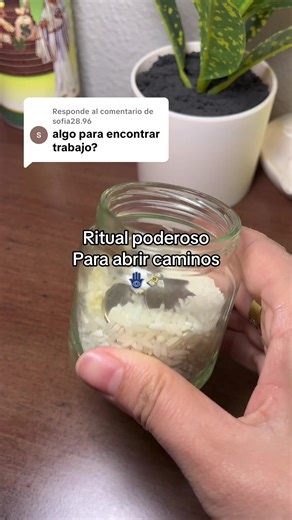 Respuesta a @sofia28.96 Si estás pasando por una etapa donde necesitas trabajo o nuevas oportunidades, este ritual sencillo puede ayudarte a activar la energía de prosperidad y abrir caminos laborales. Coloca en un frasco arroz y tres monedas, y déjalo cerca de la puerta principal de tu casa, que es por donde entra la energía y las oportunidades. Mientras lo colocas, pide con fe que se abran caminos, lleguen nuevas oportunidades y se desbloqueen los caminos laborales. Muchas personas lo hacen cu