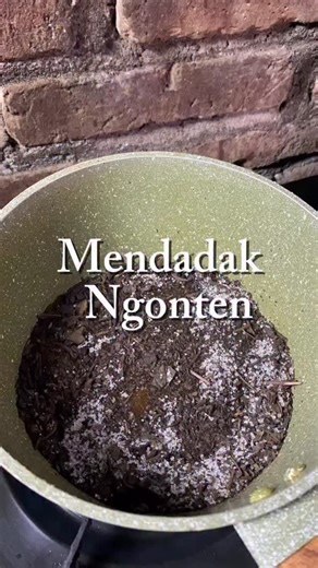 AL FI on Instagram: "Mari bercerita sambil bikin es teh susu,siang ini panasnya MasyaAlloh. Scroll scroll ada teh susu,maka gass langsung bikin dengan metode baru,direbus dulu teh dan gula biarkan melebur mengkaramel gulanya lalu siram dengan air,tunggu hingga mendidih. Membuat teh dengan metode ini ternyata membuat warna teh bisa keluar dengan sempurna,aku suka teh dengan warna oekat seperti ini,diberi susu kental manis diaduk hingga tercampur ,ini nikmat. Kayanya lain kalo tehnya sedikit aja s