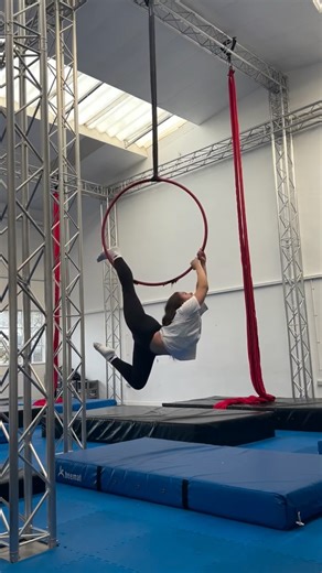 Taylor Brooke on Instagram: "arabesque tutorial 💕 #reels #aerialhooptricks #aeriallyratricks #aerialistsofinstagram #taysaerial"