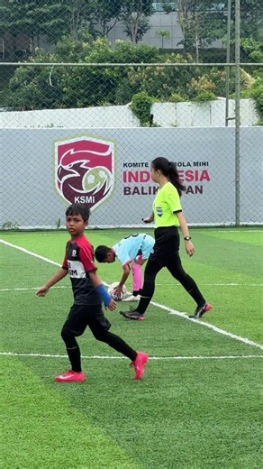 female referee #football #soccer