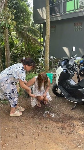Nyiram tanah deket motor