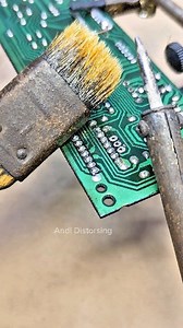 The old way of removing ICs before the advent of desoldering pumps #desoldering #tips #old #method | Andi Distorsing