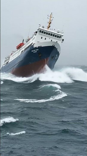 Caught in the Storm! Giant Ship Fights to Survive Furious Ocean Waves