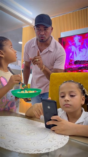 Ana Lucía se come la manzana