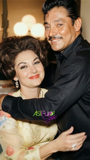 Javier Solís vivió el amor con la misma intensidad con la que cantó. Discreto en su vida personal, encontró en Socorro González a su compañera y refugio, lejos del brillo del escenario. Porque el rey del bolero ranchero cantó al desamor, pero también supo amar en silencio. #JavierSolis #CineMexicano #epocadeoro #peliculasmexicanas #rancheras | Así Fue Show Oficial