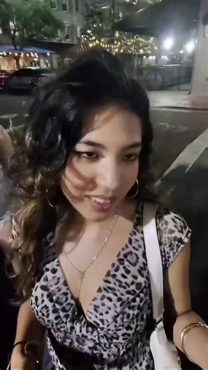 Woman KISSES Guy 20 seconds within meeting him during a girls night out 😳💦She wasn’t aware he was recording with Meta glasses 👀