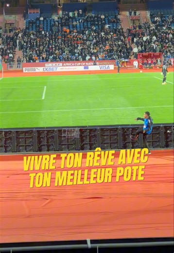 CAN2K25 🇲🇦 | Un moment suspendu ❤️😍 Mentionne 👇 un pote avec qui tu te vois faire ça 🤝 Combo suprême 1 ⚽️ 🫂 #bestfriends #afcon #can