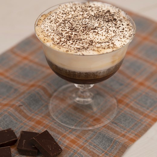 Siamo nel 1763, in un rinomato Cafè della magica Torino: qui, dietro il bancone, nasceva una bevanda diventata simbolo della città: il Bicerin! 👌 Cioccolato fondente, crema di latte e caffè sapientemente bilanciati come la tradizione suggerisce, si mescolano sul palato dando vita a un'esplosione di gusto pazzesca. Ecco il nostro Antonio, che ci racconta come preparare il bicerin a regola d'arte, seguendo le indicazioni concesse dai celebri creatori di questa bevanda. Alla vostra! ☕ Ricetta comp