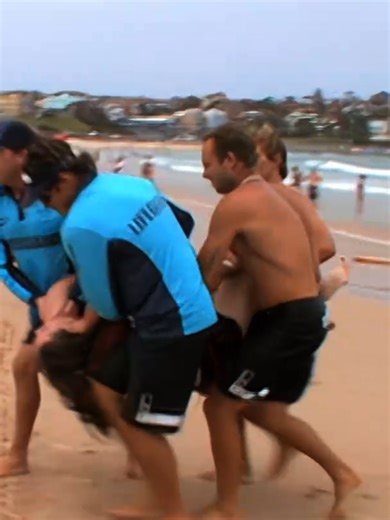 Lifeguards save this young girl's life 💙 #bondirescue #lifeguard #beach #fyp