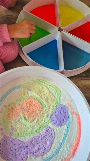 Erika Merker | Kreative Bastelideen | DIY's on Instagram: "Natron in der Schale, Essig mit Lebensmittelfarbe gemischt und dann durfte meine Tochter kreativ werden 😍🎨 Wenn Natron und Essig zusammenkommen, entstehen ganz viele kleine Gasbläschen 💨 Die machen das lustige Sprudeln, fast wie Zauberei ✨ #diy #SensoryPlay #kinderbeschäftigung #kidsactivities #crafts"