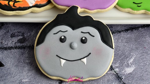 I used a pumpkin cookie cutter to make these Cute Dracula Cookies for Halloween. Find out more decorating ideas for Halloween: https://www.hanielas.com/halloween-pumpkin-cookies/ | Haniela's