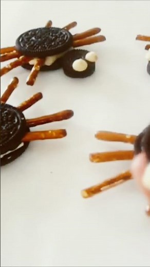 Halloween Edible SPIDERS 🕷️ CREEPY YET YUMMY 😋 #food #fun #homemade #halloween #recipe #shorts
