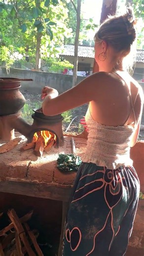 She cook delicious food #nature #agro #countrylife #thingstodo #tourism #srilankanculture #volg