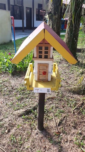 Pra quem não conhece...Eis aí a abelhinha Jatai.