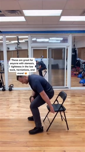 ⁉️ Low Back Pain AND a Sedentary Job ⁉️ - You’re gonna want to try this out! 🙏 - Movements like twisting, bending, extending, and everything in between, are incredibly important to maintain to make sure your back stays active and healthy and so that your muscles don’t “stiffen” up🕺 - If you avoid these movements, things can become much worse. And we definitely don’t want that! 🙅🏻‍♂️ - Especially if we’re also dealing with stenosis or a disc herniation injury! - As you try this move, make sur