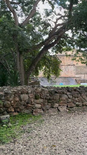 Ek Balam es un nombre formado por los vocablos ek’, con el que se denomina al color negro y que también significa “lucero” o “estrella”; y balam, que quiere decir “jaguar” denominándose así, “Jaguar oscuro”. | MuseanteMx