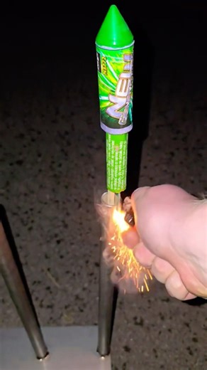 Fireworks / Green Thunder Rockets | Big Pro Pyrotechnics | Colorful Display #fireworks #shorts