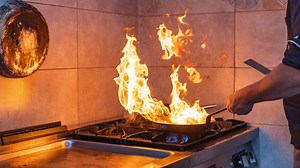 Una cocina de Móstoles, calcinada por el "clásico error" al apagar el fuego de una sartén
