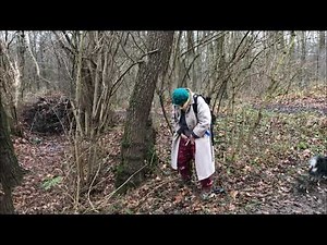 Oma pinkelt im Stehen im winterlichen Wald