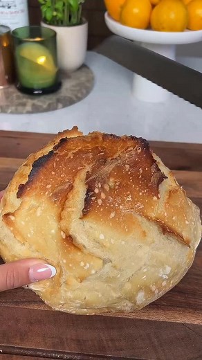 Det här brödet bakas ofta här hemma och är en riktig favorit. Degen behöver inte knådas och jäser över natten, så smidigt och enkelt!🥖🍞🥨🥐🥯 12.5g jäst 8dl vetemjöl 4.5dl kallt vatten 1/2tsk salt Så här gör du: Dag 1 – Förbered degen: Smula jästen i en bunke och tillsätt vattnet. Rör om tills jästen lösts upp. Häll i vetemjöl och salt. Rör ihop till en kladdig deg. Täck bunken med plastfolie och ställ in i kylen över natten (minst 8 timmar). Dag 2 – Baka brödet: Sätt ugnen på 225°C (över- och