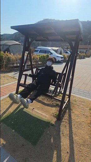 강동오토캠핑장 카라반에서 1박 바로앞이 바다라 눈이힐링됨#강동오토캠핑장#카라반#아빠와아들 #바다#그네