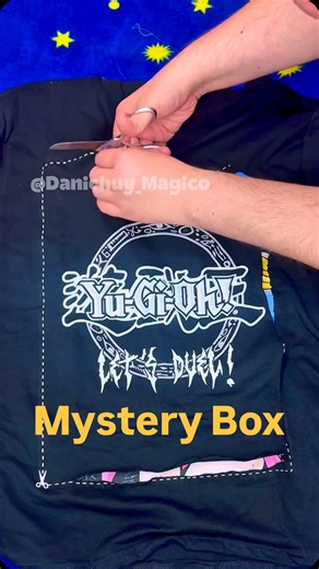 Esta es la nueva mystery box de #yugioh en colaboración con @cuidadoconelperromx que está dando mucho de qué hablar por si peculiar forma de revelar tu diseño de playera ✂️ #cuidadoconelperro #blindbox #cajamisteriosa Yu-Gi-Oh! | Danichuy Chico Mágico
