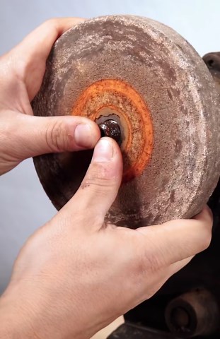 Rusty grindstone restoration #DIY