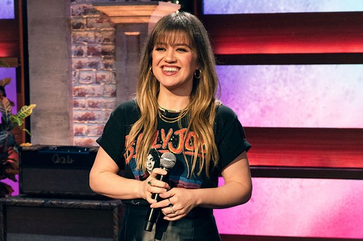 Kelly Clarkson's Hazel Eyes Pop with Glowy Makeup-Free Look Before the Olympics