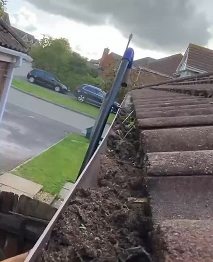 Gutter clear using vacuum #guttercleaning #gutterclearing #gutterclearance #windowcleaning #windowcleaner | SD Window & Gutter Cleaning