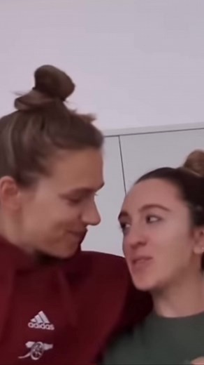 Vivianne Miedema and Lisa Evans: The Cutest Duo in WoSo