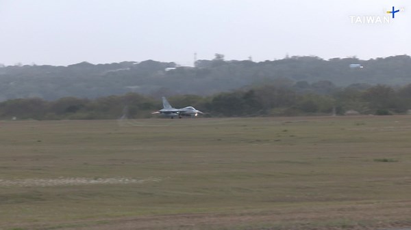 Taiwan's Air Force Practices Rapid Takeoffs - TaiwanPlus News