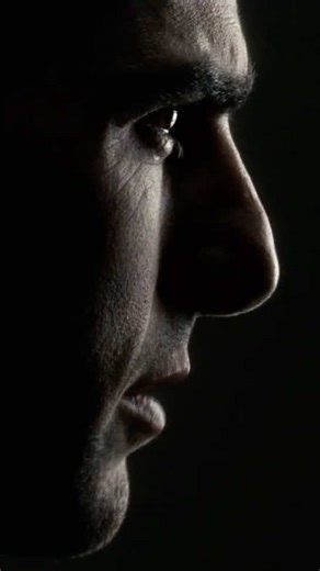 Minority Report is a masterpiece in every sense of the word. Direction, writing, acting, staging, blocking, visual effects, musical score, film editing, production design, and most beautifully, the cinematography. It’s a gritty futuristic thriller with dystopian vibes that feels very close to the world we’re already living in today. Steven Spielberg’s tight direction gives us an engrossing narrative that mixes action, drama, mystery, and dark humor. Tom Cruise gives a multilayered performance as